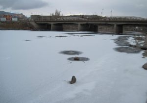 Kars Çayı buz tuttu